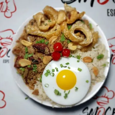 Prato feijão tropeiro com ovo